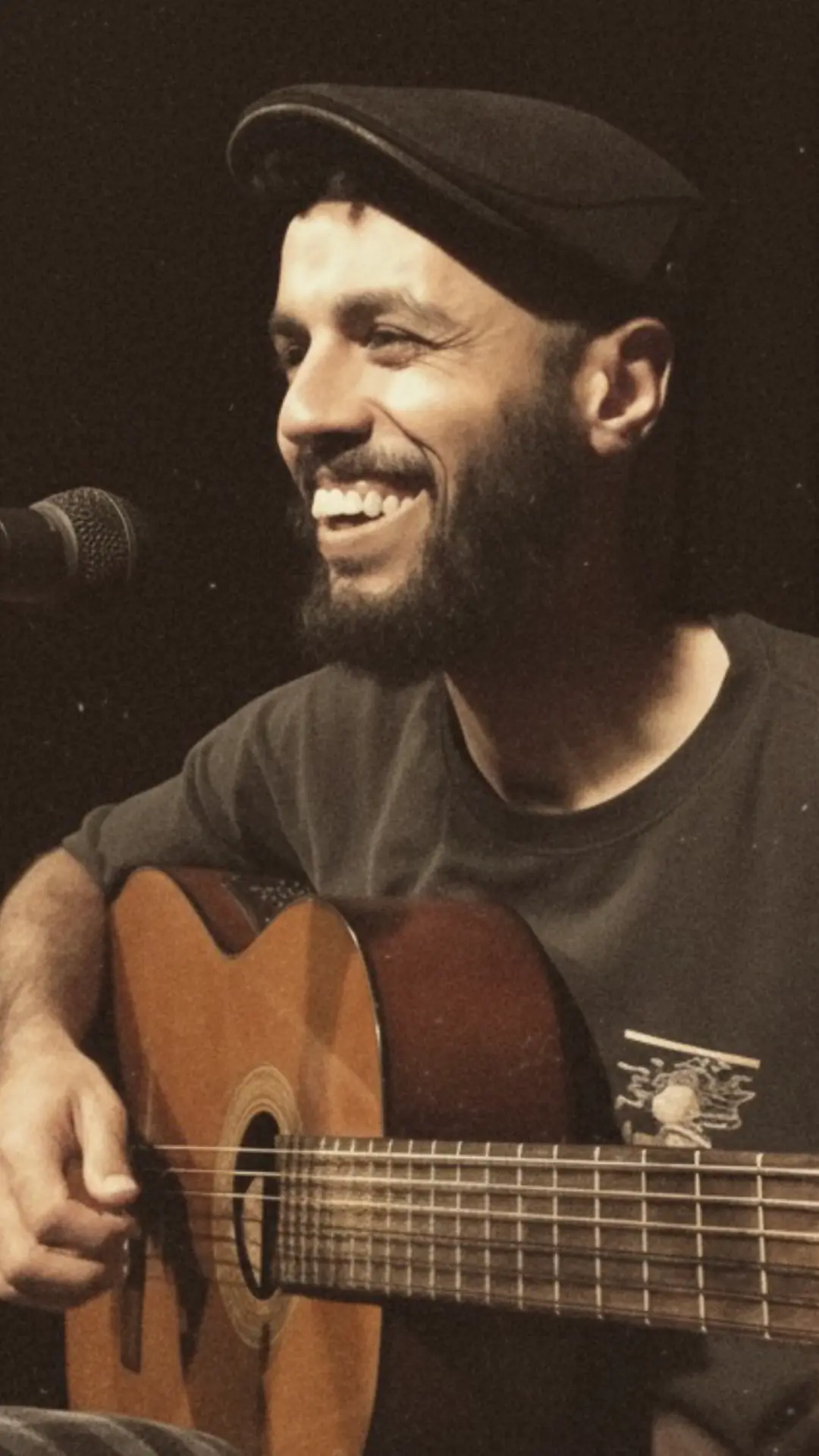 Rodrigo Miranda cantando e tocando violão no palco