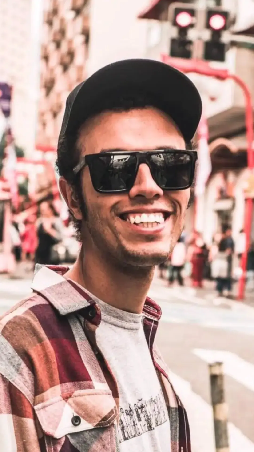 Rodrigo Miranda sorrindo na rua